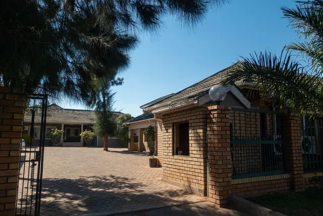 Trenchtown Lodge & Tours