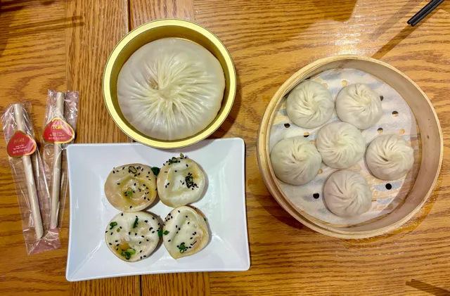 Awen Baozi Stuffed With Juicy Pork Guomao Branch