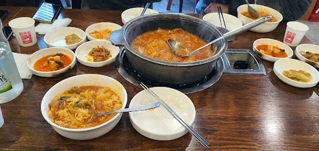 석기정돌솥부대찌개 경기대점