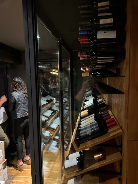 Bacanal Lake & Wine Bar