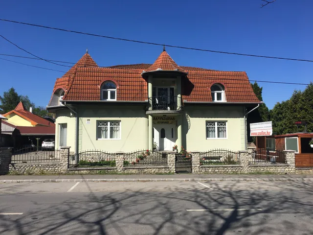 Golden Deer Apartments and Guesthouse