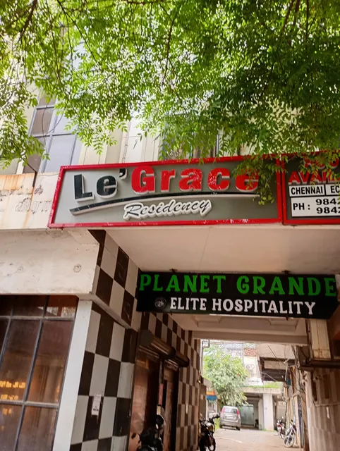 OYO 42638 Hotel Planet Grande