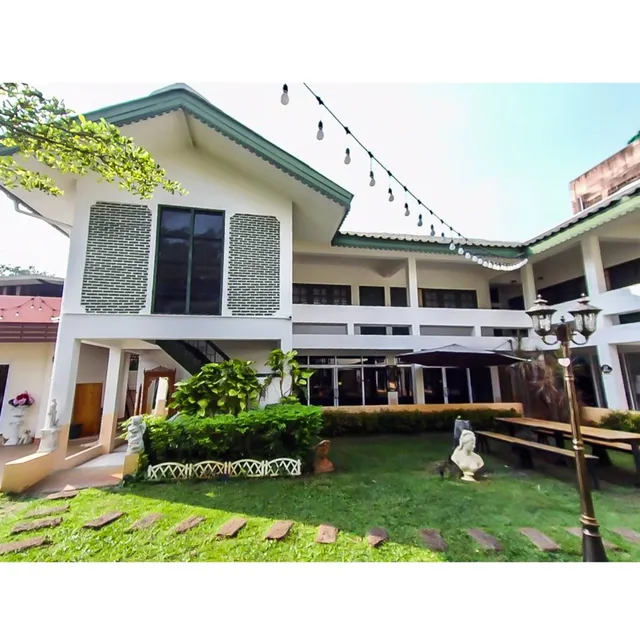 Moon Fox Cafe Inn & Art Gallery