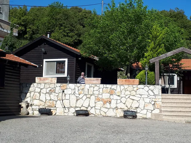 בקתות עץ מעל העננים