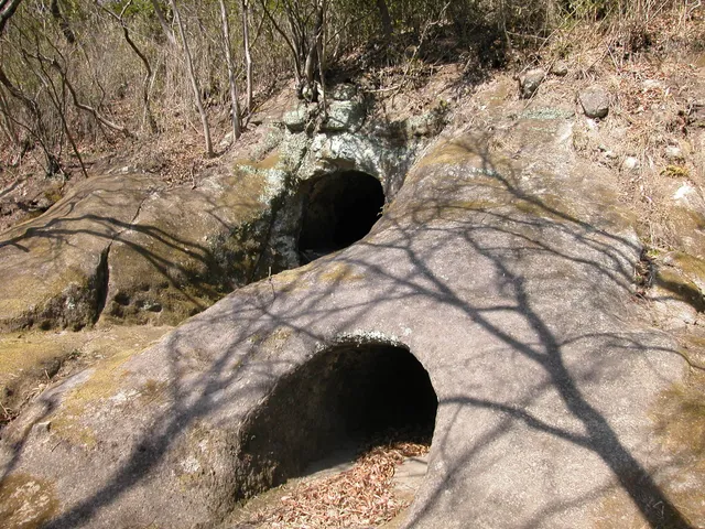 Kitaema Burial Cave Cluster