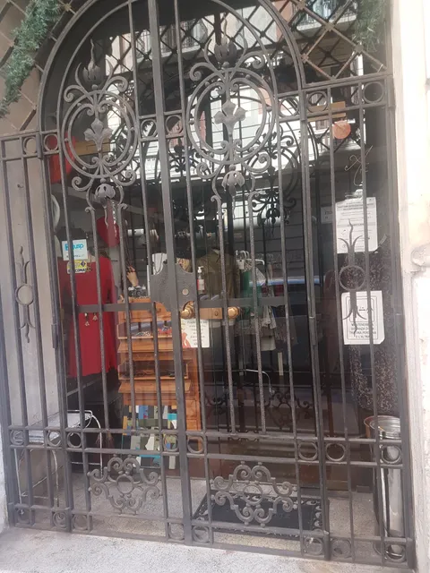 Gallery Art & Vintage