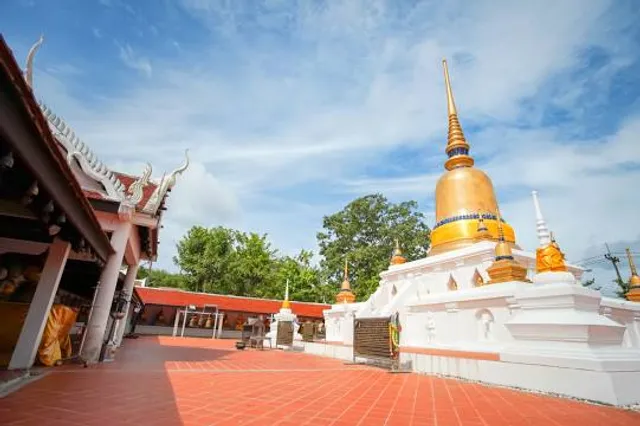 Wat Phra Borommathat Sawi