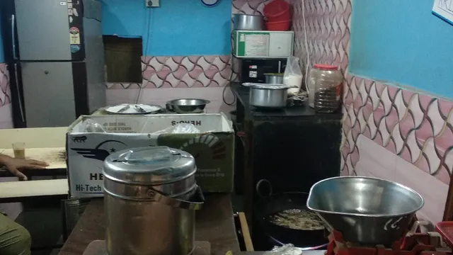 Paras ChaCha samosapav, jalebi and vadapav