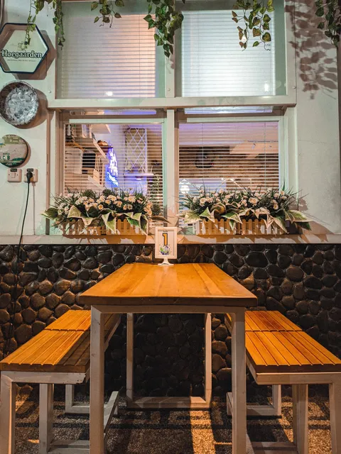 MENUME Terrace White Cafe