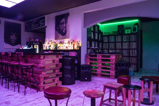 Der Plattenladen (Bar) - Longdrinks & Longplayer