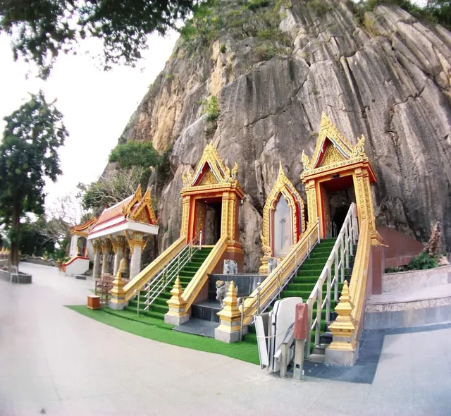 Wat Tham Khao Yoi