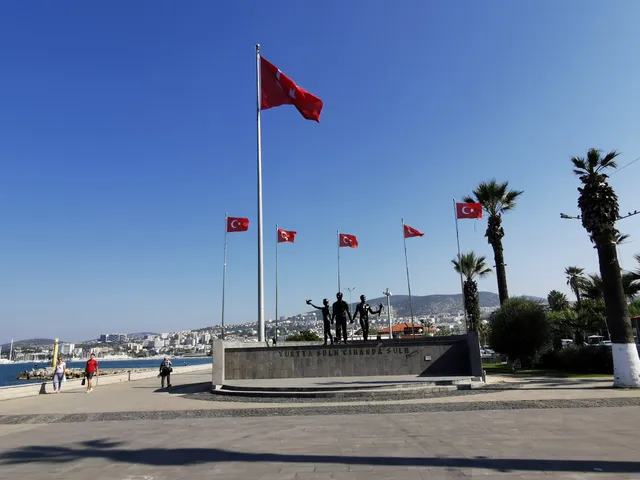 Kuşadası Atatürk Anıtı