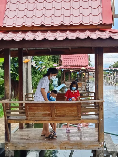 Wat Sri Wareenoi Community Floating Market