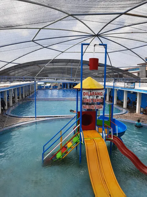 Kolam Renang Kurma Asri