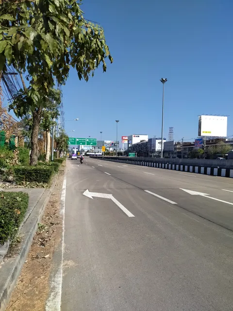 Nhong Phateep Intersection