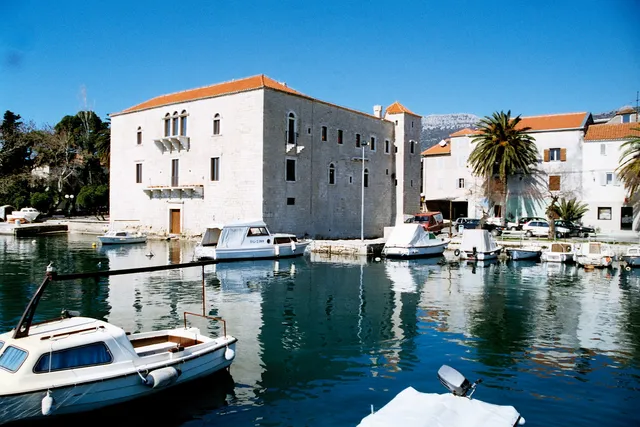 MUZEJ GRADA KAŠTELA (Dvorac Vitturi)