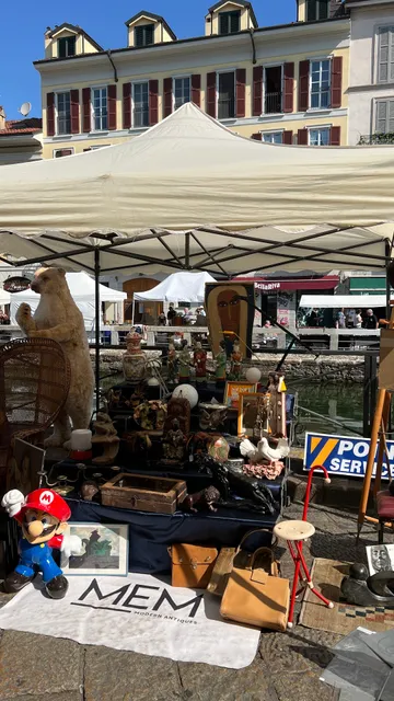 Antique flea market Milan - Mercatone dell'Antiquariato sul Naviglio Grande