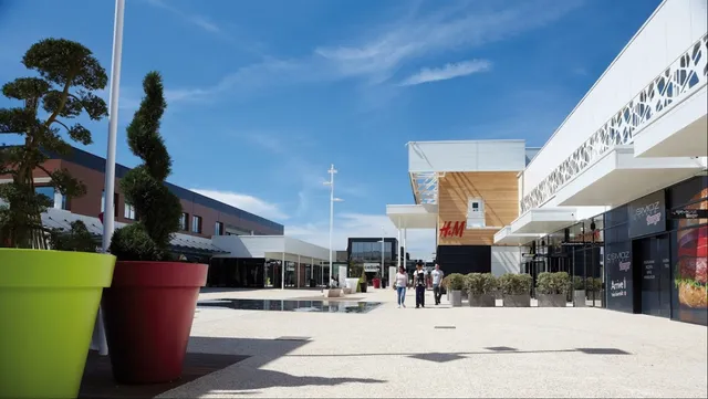 Centre Commercial St Max Avenue