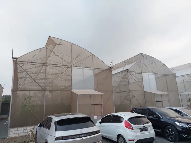 Akaruku Hydro Farm & Cafe