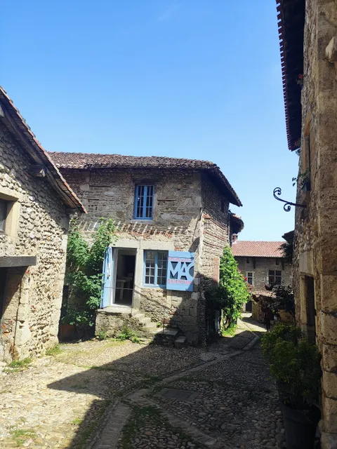 House Contemporary Arts