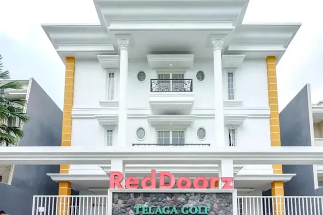 RedDoorz near Araya Family Club House