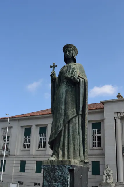 Estátua da Condessa Mumadona Dias