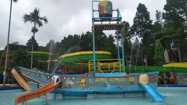 Kolam Renang Jambe Kembar