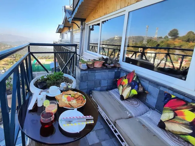 Hangout - Rooftop Bar and Lounge