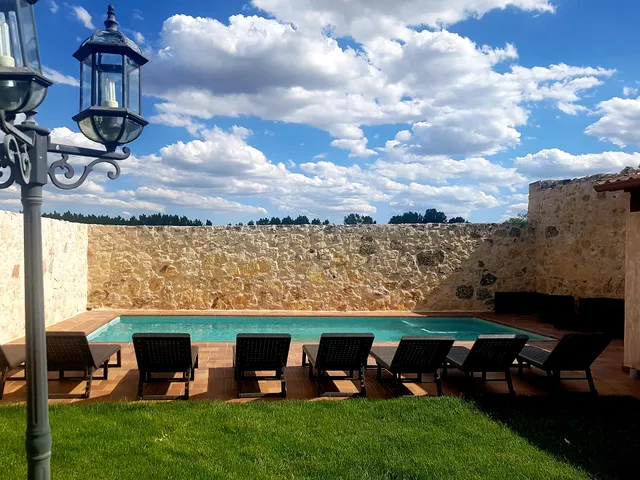 Casa Rural La Fuente del Pinar en Segovia. Con piscina, chimenea, wifi y barbacoa.