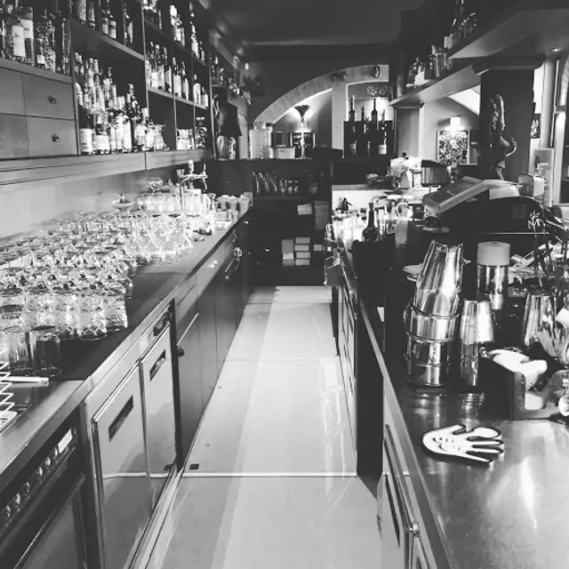 Shake Cocktail & Wine Bar