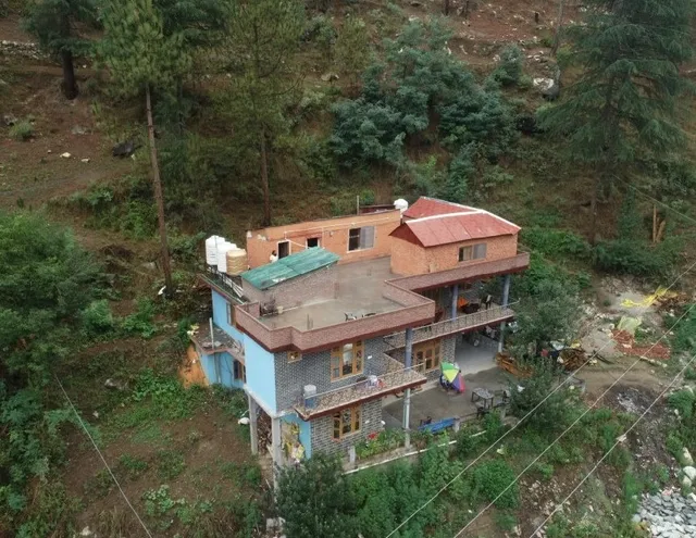 Pine Woods Guesthouse & Cafe, Chalal