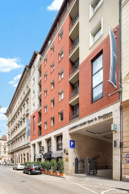 Queen's Court Hotel & Residence