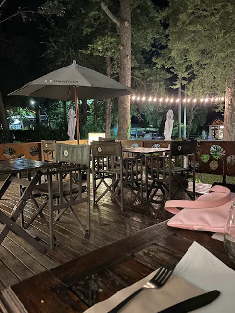 Los Personajes Cocina Bistró