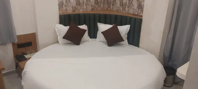 Hotel lee Grand Gurukul