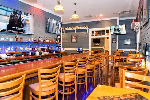 GATORS DEN SPORTS GRILL