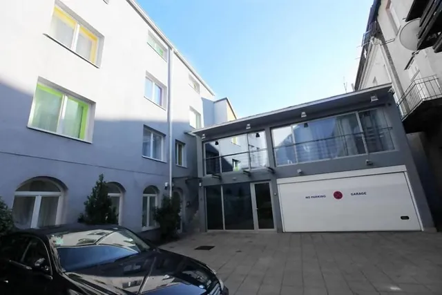 Whole Wide World Hostel & Bar