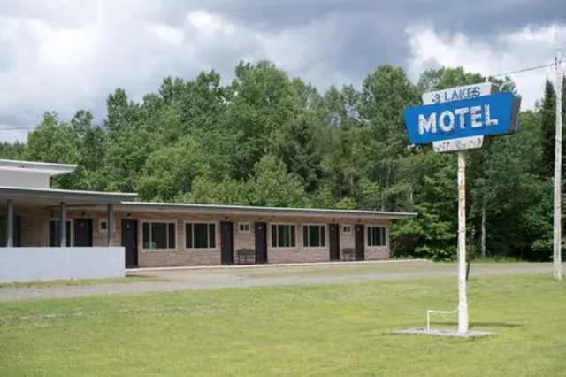Three Lakes Motel