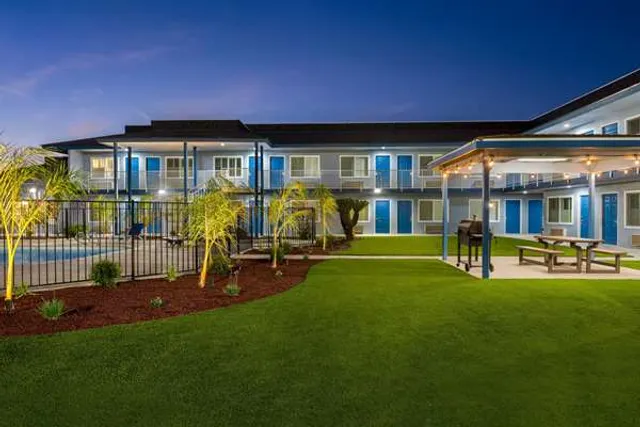 Super 8 by Wyndham Lindsay Olive Tree