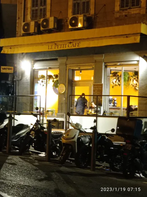 le petit cafe