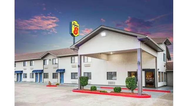 Super 8 by Wyndham Van Buren/Ft. Smith Area