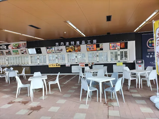 オープンカフェ・軒下コンコース（道の駅 京丹波 味夢の里）