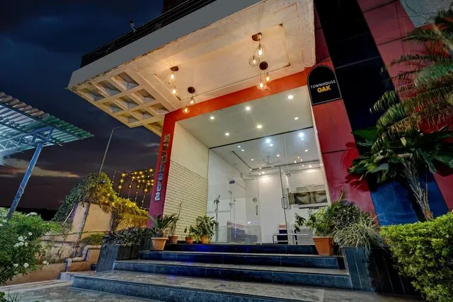 Townhouse OAK Hotel MP Inn