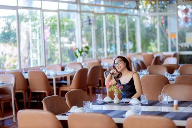 Nhà hàng Trên Đỉnh Đồi Trăng | Gà nướng cơm lam | Lẩu Gà lá é