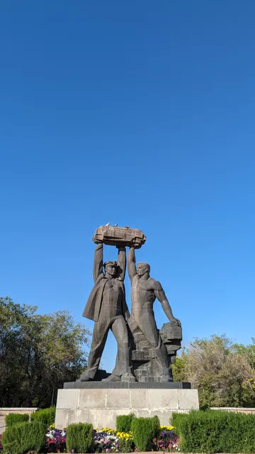 "Miners' Glory" Monument