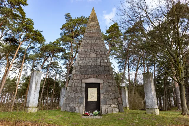 Grobowiec Piramida Rotmistrza Franciszka Łakińskiego/ Wągrowiec