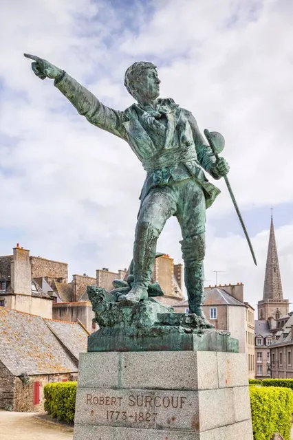 Statue de Robert Surcouf
