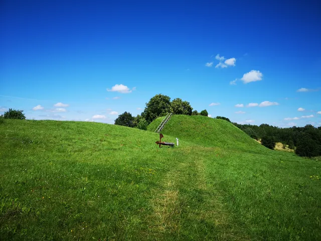 Maisiejūnų piliakalnis