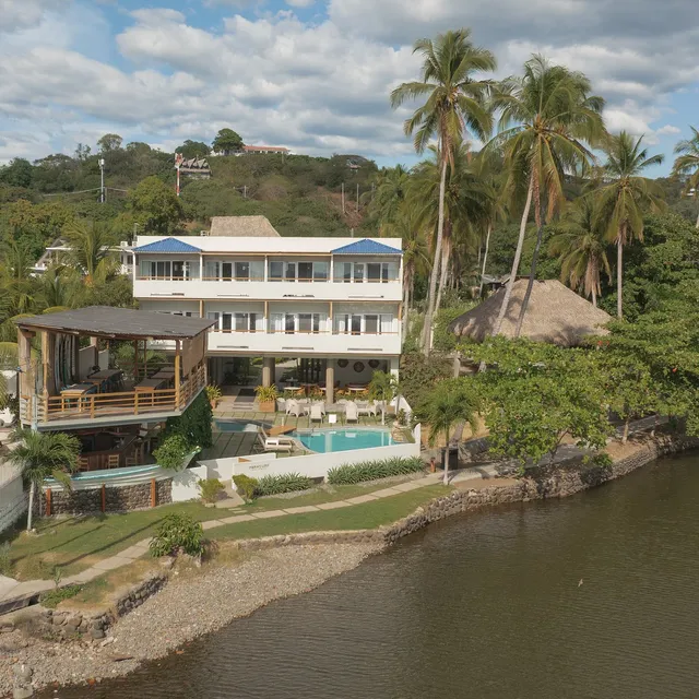 Mirasurf Hotel & Waves