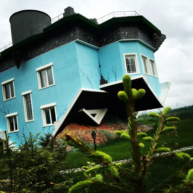 Volshebnaya Strana. Perevernutyy Dom.