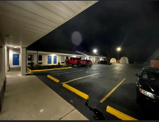 Deluxe Inn Near Toledo Ohio